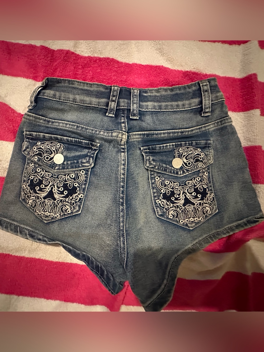 ROMWE Embroidered Back-Pocket Denim Shorts - Blue